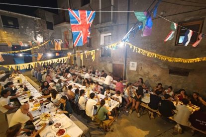 La sala de diàlisi de l’hospital del Pallars, a Tremp, disposa de deu monitors per als usuaris. - C.MARSIÑACH