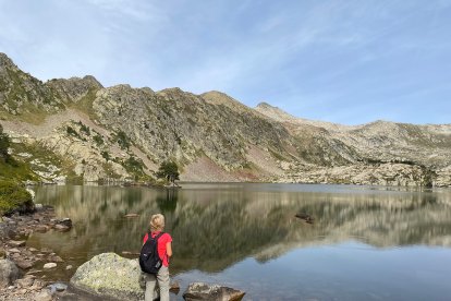 Romedo de Baix. Se situa a la capçalera de la Noguera de Cardós, dins del Parc Natural de l’Alt Pirineu, a 2.007 metres d’altitud.