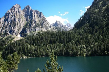 Sant Maurici, tot un emblema del Pirineu, amb la muntanya dels Encantats.