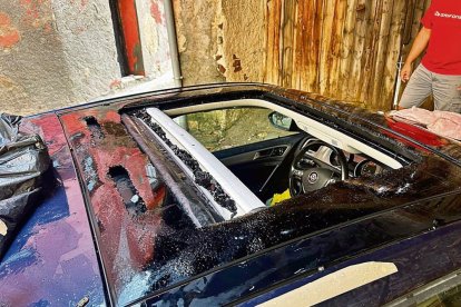 El granís va trencar vidres de vehicles i de finestres del poble.