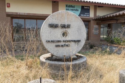 El restaurant a la venda al costat de Masia Salat, al fons, està ple de vegetació i molt degradat.
