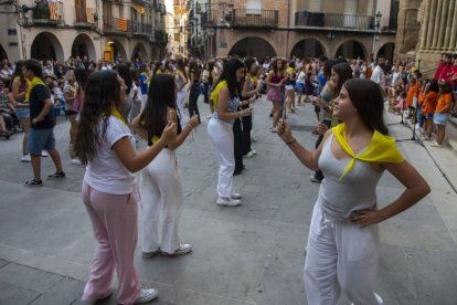 La plaça de l’església d’Agramunt se llenó de asistentes durante la Dansa dels Canuts i Rams. - LAIA PEDRÓS