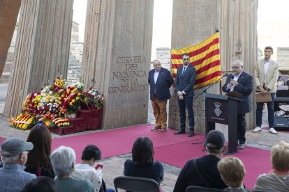 Cervera. L’ofrena floral es va fer a la plaça del Monument a la Generalitat. La Coral Lacetània va interpretar el cant d’<i>Els</i> <i>Segadors</i> i el dinamitzador cultural Antoni Gelonch va fer el discurs. - CARMINA MARSIÑACH