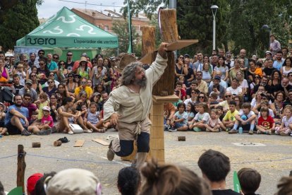 El circ, èxit sempre a la fira, ahir al Reguer amb Nacho Flores. - LAIA PEDRÓS/SEGRE