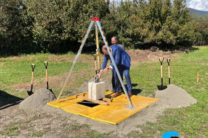 El conseller de Deportes, Berni Álvarez, a punto de depositar una cápsula del tiempo en el interior de la primera piedra del edificio de INEFC Pirineus