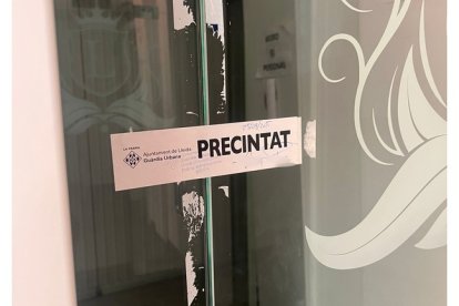El local precintat al carrer Sans i Ribes.