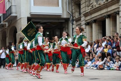 La Colla Bastonera del Pla de l’Aigua va interpretar el ball tradicional durant el Seguici. - JORDI ECHEVARRIA