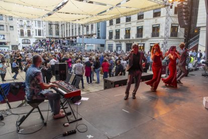 La banda La Principal de la Bisbal va amenitzar ahir a la tarda el gran ball de les Festes, a la plaça Sant Joan. - AMADO FORROLLA