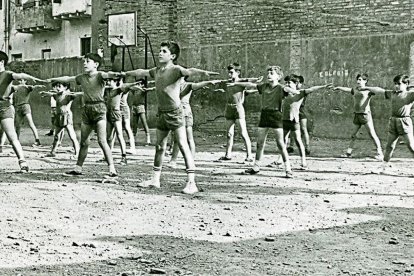 Una classe d’educació física al pati del centre.