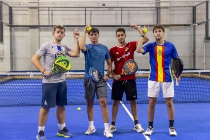 Els jugadors d’un partit assenyalen una de les càmeres que capten els moviments per analitzar-los. - JORDI ECHEVARRIA