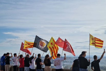 Fotografía de los asistentes en la desplegada de la estelada.