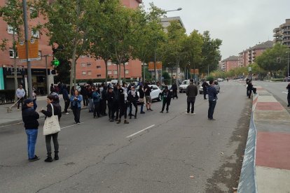 Manifestants tallen el Passeig de Ronda de Lleida en el marc de la vaga per Palestina.