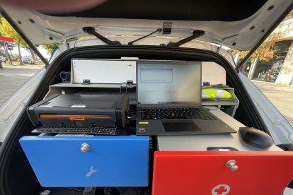 L’equip està format per un ordinador portàtil i una impressora (esquerra). Imatge de la denúncia en paper (dreta). - A. GUERRERO