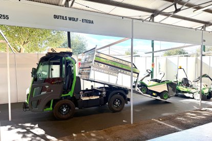ETESIA, empresa francesa amb més de 30 anys d’experiència en manteniment de zones verdes. Presentem el
nostre vehicle multifunció totalment configurable, 100% elèctric. Et-Lander by ETESIA.