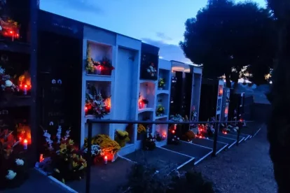 Actuació musical ahir al cementiri de Cervera. - LAIA PEDRÓS