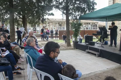 Un home arreglava les flors en una tomba familiar ahir al cementiri de Lleida. - PAU PASCUAL PRAT