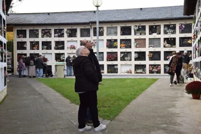 Visitants ahir al cementiri de la Seu d’Urgell. - C. SANS