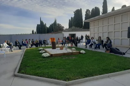 Espai de dol perinatal al Palau d’Anglesola. El cementiri del Palau d’Anglesola va acollir ahir la inauguració de l’espai de dol gestacional, perinatal i neonatal, amb la presència de Montse Robles, presidenta de l’Associació Chisana. També es va fer una ofrena floral a les víctimes de totes les guerres i durant la jornada de Tots Sants també hi va haver música en directe. - AJUNTAMENT EL PALAU D’ANGLESOLA