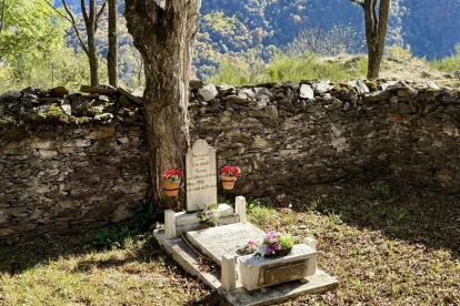 Els amants de Bausen. A Bausen hi ha el cementiri més petit de l’Estat, amb una sola tomba. A començaments del segle XX, Sisco i Teresa van demanar permís eclesiàstic per casar-se però se’ls va denegar perquè eren familiars. Al morir Teresa, el capellà es va negar a enterrar-la al cementiri del poble perquè havia “viscut en pecat”. Els veïns en van construir un altre al mig del bosc. - MARTA LLUVICH/ACN