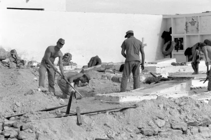 Legionaris espanyols inhumant cadàvers durant la seua retirada. - EUROPA PRESS