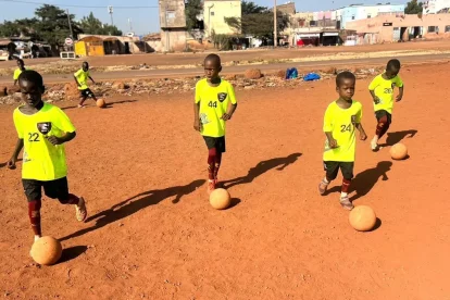 Nens jugant al barri de Sabalibougou, un dels més pobres de Bamako.