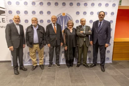 Els Castellers de Lleida van actuar al hall de la Llotja abans dels parlaments de les autoritats. - FRAN JORGE