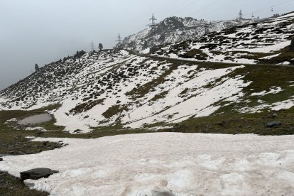 La neu del port de la Bonaigua tenyida de marró per la pluja de fang.