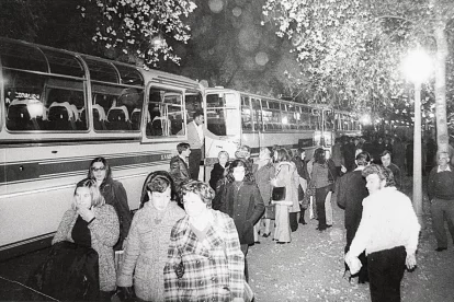 Els expedicionaris pujant als seus respectius autocars. - JCM