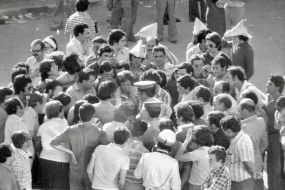 Proximitat. Una parella de policies parla amb els líders d’una protesta veïnal mentre els envolta la resta de manifestants. - FONS GÓMEZ VIDAL/ARXIU FOTOGRÀFIC IEI