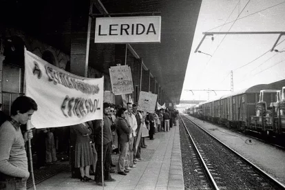 Lluita veïnal. Els veïns de Balàfia van lluitar durant anys pel soterrament de les vies del ferrocarril a Lleida. - FONS GÓMEZ VIDAL/ARXIU FOTOGRÀFIC IEI