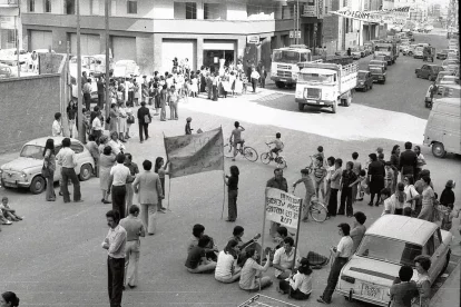 El Clot. La lluita veïnal per salvar de l’especulació el que avui és la plaça del Clot va créixer després de la mort de Franco. - FONS GÓMEZ VIDAL/ARXIU FOTOGRÀFIC IEI