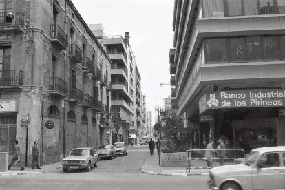 Els noms. El carrer General Brito de Lleida, que avui conflueix amb rambla Ferran, es creuava el 1975 amb l’avinguda del Generalísimo. - FONS GÓMEZ VIDAL/ARXIU FOTOGRÀFIC IEI