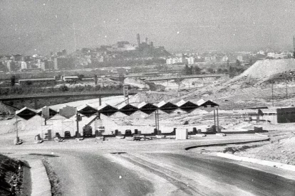 Prioritats. El muntatge dels peatges es va col·locar abans que estigués acabada la infraestructura de l’autopista, el 1975. - FONS GÓMEZ VIDAL/ARXIU FOTOGRÀFIC IEI