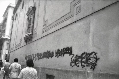 Les pintades. Eren una forma habitual d’expressar crítiques i denúncies. Era més freqüent ratllar-les que esborrar-les. - FONS GÓMEZ VIDAL/ARXIU FOTOGRÀFIC IEI