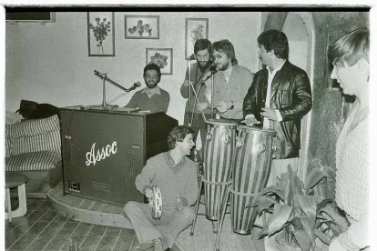 La nit. Actuació a l’Assoc, un dels pubs de més tradició de Lleida. - FONS GÓMEZ VIDAL/ARXIU FOTOGRÀFIC IEI