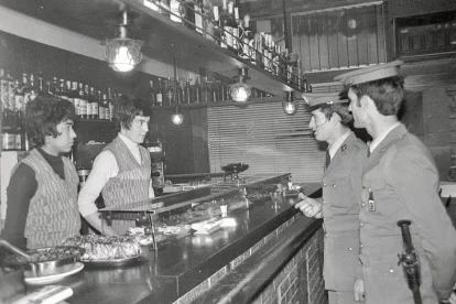 Transport públic. Una flota d’autocars de la marca Pegaso cobria el servei d’autobús urbà de la capital. - FONS GÓMEZ VIDAL/ARXIU FOTOGRÀFIC IEI