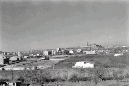 Festa major. L’urbà que regulava el trànsit davant l’estàtua d’Indíbil i Mandoni dirigeix la sortida dels gegants cap a les Firetes. - FONS GÓMEZ VIDAL/ARXIU FOTOGRÀFIC IEI