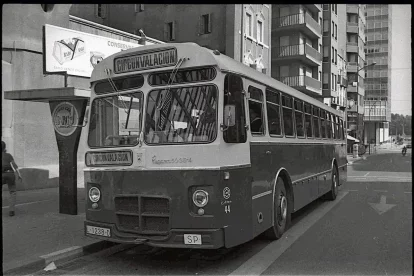Tradició. Freqüentat mercat de venda de flors a la rambla Ferran en vigílies del Dia dels Difunts del 1975. - FONS GÓMEZ VIDAL/ARXIU FOTOGRÀFIC IEI