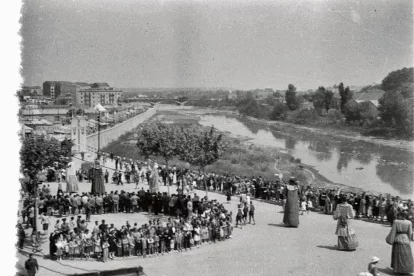 Ronda. Dos agents de la Policia fan indicacions als dos joves que regenten un bar. - FONS GÓMEZ VIDAL/ARXIU FOTOGRÀFIC IEI