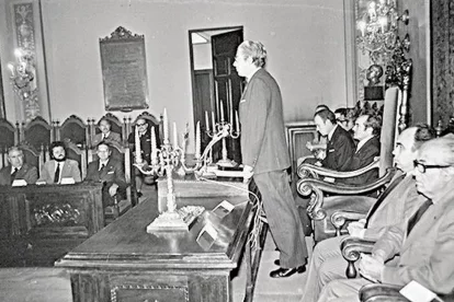 Transició. A Miquel Montaña, últim alcalde franquista de Lleida, el va succeir el 1976 Ernesto Corbella. - FONS GÓMEZ VIDAL/ARXIU FOTOGRÀFIC IEI