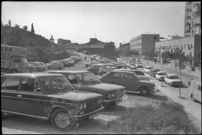 El cotxe. La inadaptació entre cotxe i ciutat resulta patent des que l’ús del primer es va popularitzar a partir dels 60. - FONS GÓMEZ VIDAL/ARXIU FOTOGRÀFIC IEI