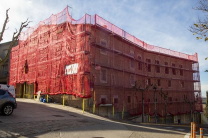 Obres a la façana dels jutjats de Cervera.