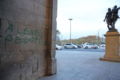 La pintada que va aparèixer diumenge passat a l’Arc del Pont. - AMADO FORROLLA