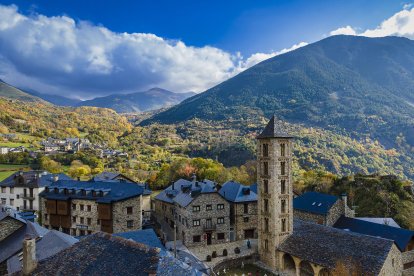 Vista d'Erill la Vall, amb l'església de Santa Eulàlia.