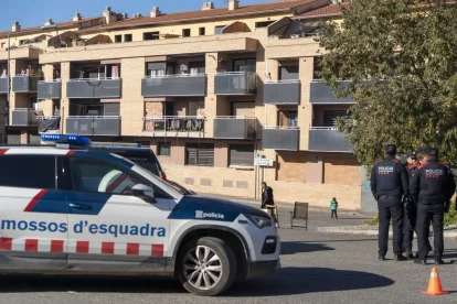 Agents dels Mossos, davant d’un dels carrers tallats. - RR