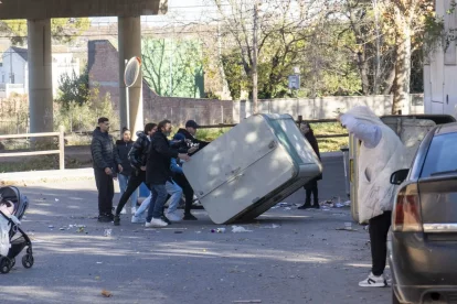 S’atrinxeren davant del bloc amb okupes de les Borges per protestar pel desallotjament - PAU PASCUAL PRAT