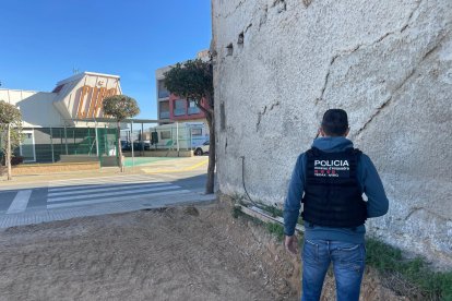 Un agent dels Mossos d'Esquadra al solar on es va trobar l'explosiu.