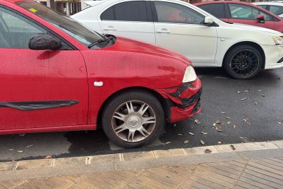 Cotxes afectats per l'incendi en una illa de contenidors al barri de la Mariola de Lleida.