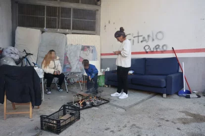 Angelina Vargas, amb els seus nets a l’entrada d’un garatge. - AMADO FORROLLA