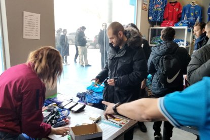 A l'interior de la botiga del Camp d'Esports, els aficionats han comprat diferents articles històrics de la UE Lleida.
